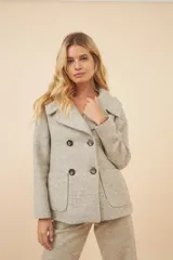 Chaquetón de lana color beige con doble solapa, abrochadura doble, bolsillos delanteros y forro al tono. Tela 100% lana fina sin teñir, diseñada exclusivamente por Don Baez. Hecha 100% en Uruguay.