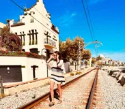 Vestido corto tejido en hilado de algodón con rayas horizontales en blanco, negro y beige.