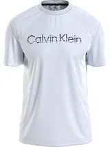 Remera blanca de manga corta con cuello redondo y logo Calvin Klein estampado en el pecho con efecto degradado.