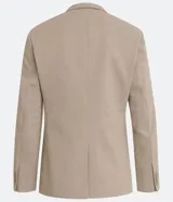 Blazer liso color beige con textura, bolsillos laterales y uno superior, manga larga con botones, forro de raso y cierre frontal con dos botones.