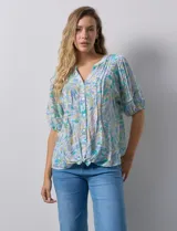 Blusa de gasa estampada con cuello en V, mangas cortas abullonadas con puño y terminación anudada en la parte delantera.