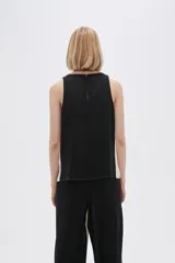 Musculosa negra con laterales en color crudo, de corte ajustado y cuello redondo.