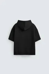Sudadera negra de algodón con capucha ajustable y mangas cortas.