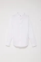 Camisa blanca de manga larga con cuello clásico y cierre frontal con botones.