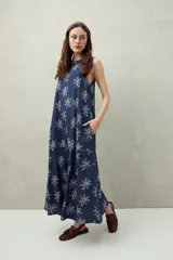 Vestido largo color beige con estampado abstracto, sin mangas y con cuello redondo.