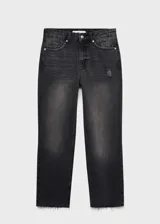 Pantalón de jean negro con lavado gastado, corte recto, tiro medio y terminación desflecada.