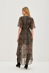 Vestido midi estampado en tonos marrón y beige, con escote en V adornado con bordado floral en tonos dorados/beige. Presenta mangas cortas tipo mariposa y talle ajustado con frunce elástico, falda con abertura frontal.