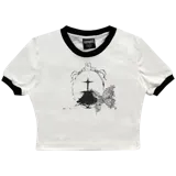 Crop top de algodón color crudo, con cuello y puños en negro, y serigrafía en la parte frontal.