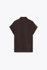 Camisa marrón con cuello solapa y mangas cortas. Cierre frontal con nudo y botones.