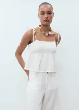 Pantalón blanco de tiro medio, corte recto y largo, con cierre de cremallera y botón, cinco bolsillos y tejido 100% algodón.