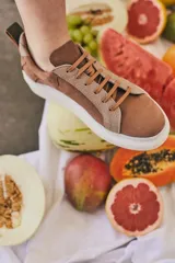 Championes marrones con cordones y suela blanca.