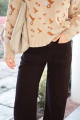 Pantalón de jean gris oscuro con corte recto, bolsillos delanteros y alforza central.