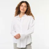 Camisa blanca de manga larga, estilo boyfriend, con cuello clásico y cierre frontal con botones.
