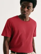 Camiseta básica de manga corta, cuello redondo y calce regular, color rojo jaspeado.