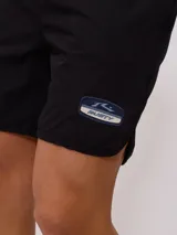 Short de baño negro con cordón celeste en la cintura y logo de la marca en la pierna derecha.