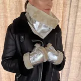 Guantes mitones plateados con borde de piel sintética color crema.