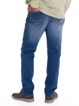 Pantalón de jean azul de corte recto, tiro medio y calce regular. Confeccionado en denim con tecnología Natural Flex y certificación Repreve.