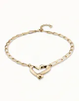 Collar de eslabones plateados con dije de corazón.