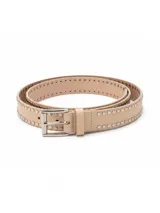 Cinturón de cuero color beige claro con doble hilera de ojales metálicos plateados a lo largo de toda la tira. Cuenta con una hebilla rectangular de metal plateado.