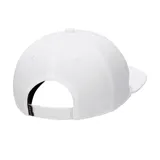 Gorra Jordan Pro blanca con logo Jumpman bordado en negro en el frente.