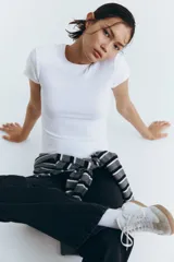 Remera blanca entallada de punto suave con cuello redondo fino ribeteado y mangas cortas.