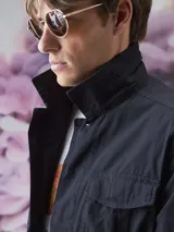 Chaqueta de algodón color negro, con botones frontales y múltiples bolsillos.