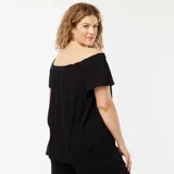 Blusa negra con escote bardot, mangas cortas y corte holgado.