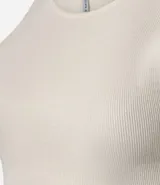 Top cropped sin mangas, color marrón oscuro, de corte ajustado al cuerpo y cuello redondo. Presenta textura acanalada.