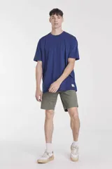 Remera azul de corte clásico y mangas cortas.