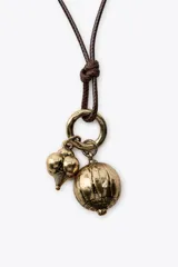 Set de tres collares de diferentes largos: gargantilla de anillas metálicas, collar largo de cuerda con charms metálicos y collar de eslabones metálicos con colgante de cuerno de resina.