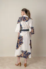 Vestido italiano de algodón con estampado abstracto en tonos blanco, rojo y negro. Modelo suelto abotonado al frente, con cuello camisero y mangas tres cuartos.