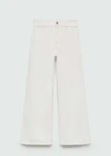 Pantalón de jean celeste de corte culotte, tiro alto, con bolsillos traseros, bajo deshilachado y cierre de cremallera y botón.