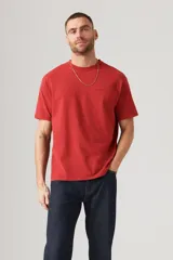 Remera roja de algodón con cuello redondo y logo de Levi's bordado en el pecho.