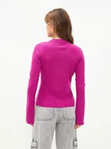 Saco de punto color fucsia, con cuello tipo polo y cierre frontal.