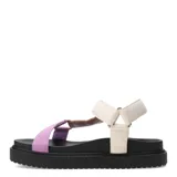 Sandalias planas color beige con tiras anchas acolchadas y ajuste con velcro en el tobillo.