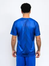 Remera de entrenamiento azul con diseño geométrico en el frente y escudo del Club Nacional de Football en el pecho. Confeccionada en poliéster transpirable.