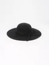 Capelina negra de lana con cinta ajustable.