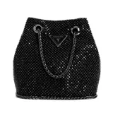 Cartera tipo bucket de Guess, color negro con apliques brillantes. Tiene asa de cadena y logo triangular de la marca en el frente.