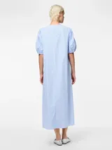 Vestido midi celeste a rayas verticales blancas, con mangas cortas abullonadas y escote redondo con lazos.