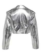 Chaqueta corta plateada de estilo biker con cierre asimétrico de cremallera, cuello con solapas y mangas largas con detalles de botones.