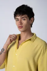 Camisa celeste de manga corta con cuello clásico y calce oversize.