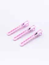 Pack de tres pinzas para el pelo color rosa con diseño ondulado.