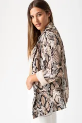 Blazer con estampado animal print color beige, con solapas de muesca y cierre frontal con botón negro.