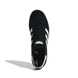 Championes Adidas Handball Spezial negros con detalles en blanco y suela de goma marrón.