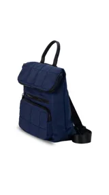 Mochila azul marino de nylon capitoneado con cierre principal y dos bolsillos frontales con cierre. Tiene asa superior y correas traseras ajustables.