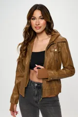 Campera marrón de cuero sintético con capucha desmontable, cierre frontal con cremallera y broches, bolsillos con solapa y puños tejidos.