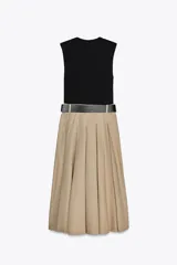 Vestido midi con cuerpo negro sin mangas y falda plisada color beige. Incluye cinturón negro con hebilla rectangular.