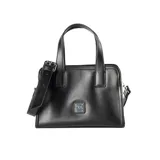 Cartera negra de cuero sintético con doble asa corta y correa larga regulable y desmontable. Tiene cierre superior con botón a presión y tres compartimentos internos, uno con cierre. El logo de la marca es metálico y está ubicado en el frente.