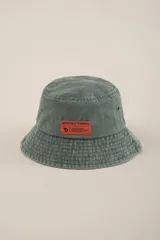 Gorro tipo bucket color verde grisáceo con etiqueta naranja con logo y nombre de la marca.