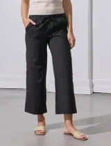 Pantalón jogger de corte ancho color celeste, con pretina elastizada y lazo de ajuste.